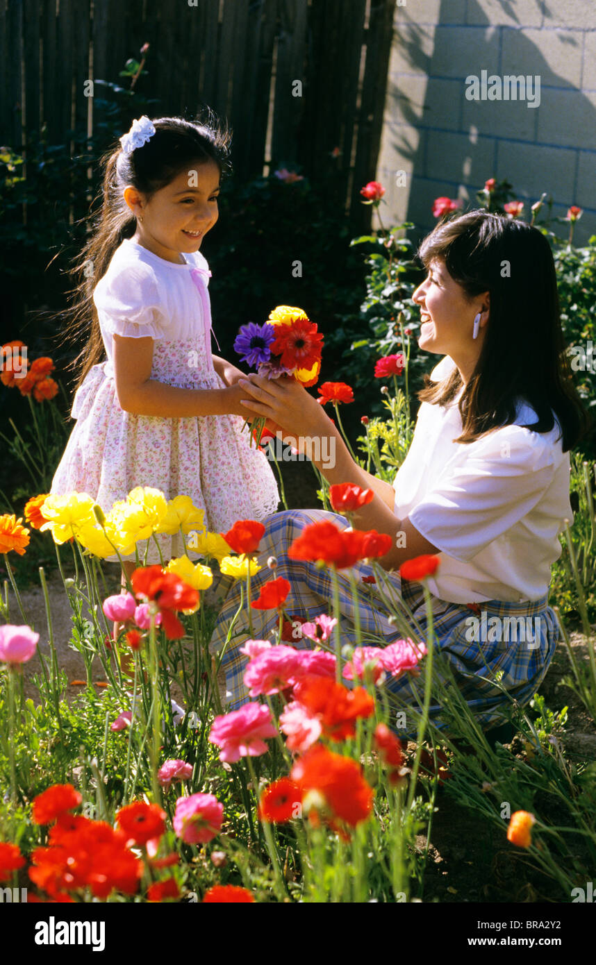 1985 1980S MUTTER-TOCHTER-GARTEN BLUMEN Stockfoto