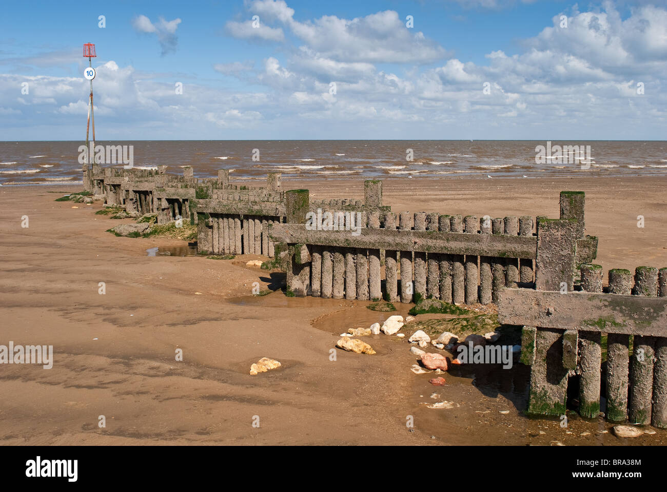 Ungewöhnliche hölzerne Zick Zack Buhne Hunstanton Beach, Ostküste Englands, Norfolk Stockfoto