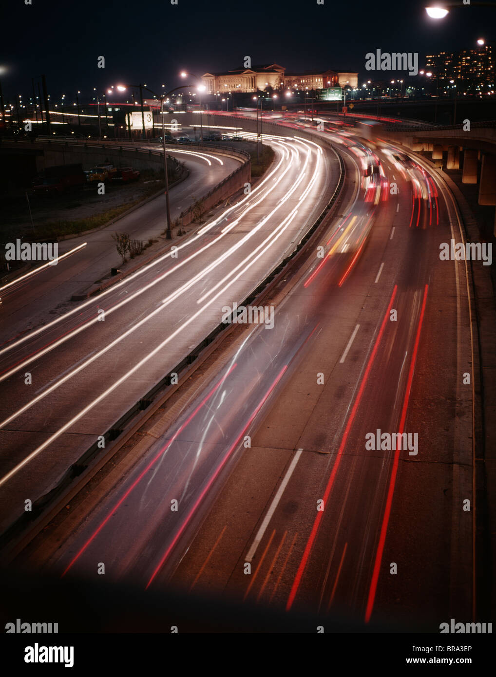 1960 1960S RETRO-PHILADELPHIA PA VERKEHR AUF SCHUYLKILL EXPRESSWAY NACHTS VERSCHWOMMEN BEWEGUNG Stockfoto
