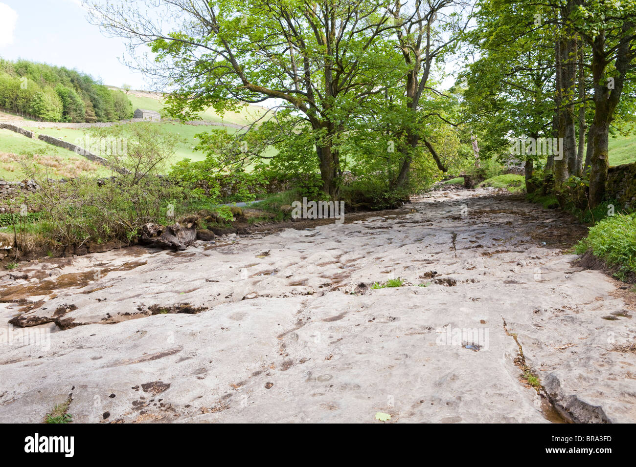 Die felsige Bett des Flusses Dee ausgetrocknet östlich von Dent, Cumbria im Frühsommer Dürre am Ende Mai 2010 Stockfoto