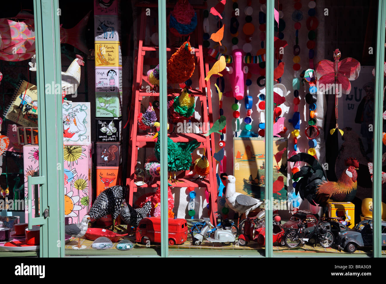 Schaufenster des altes Spielzeug, Quimper, Frankreich Stockfoto