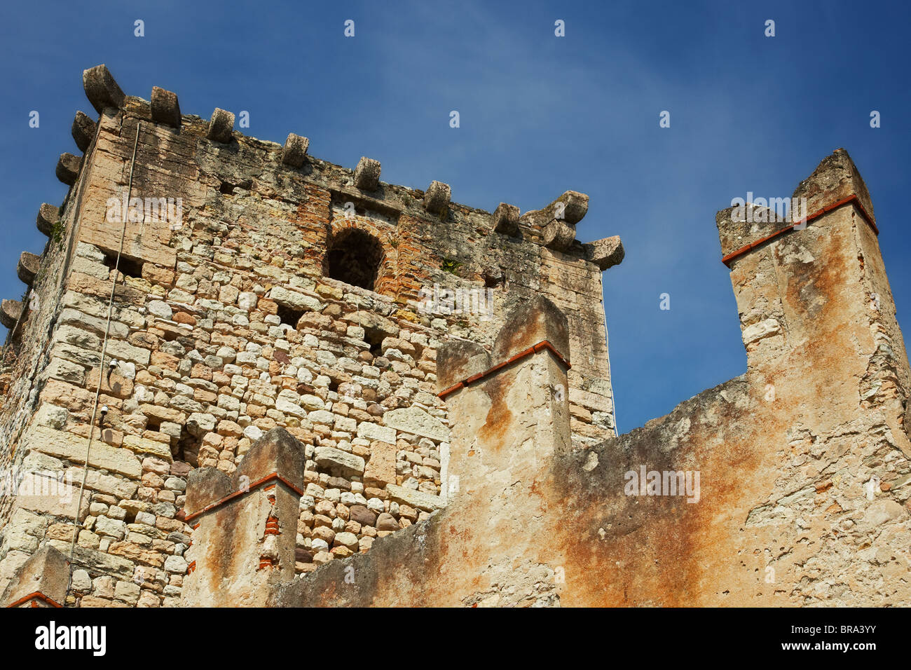 Detail des italienischen Burg Ruinen in der in der Nähe des Gardasees vor blauem Himmel Stockfoto