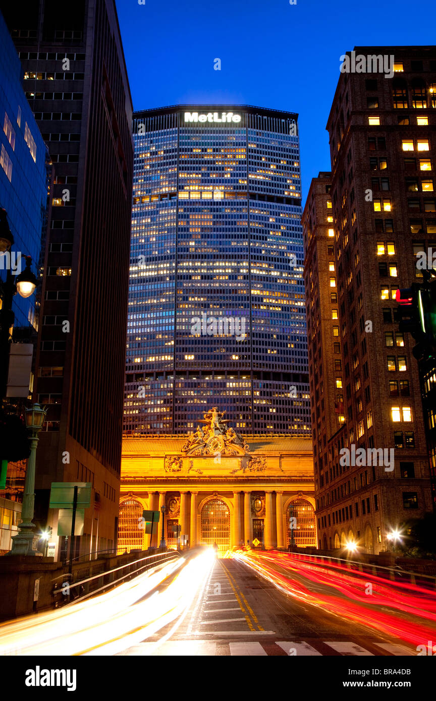 Licht-Trails vor dem MetLife Building und Grand Central Terminal in Midtown Manhattan, New York City USA Stockfoto