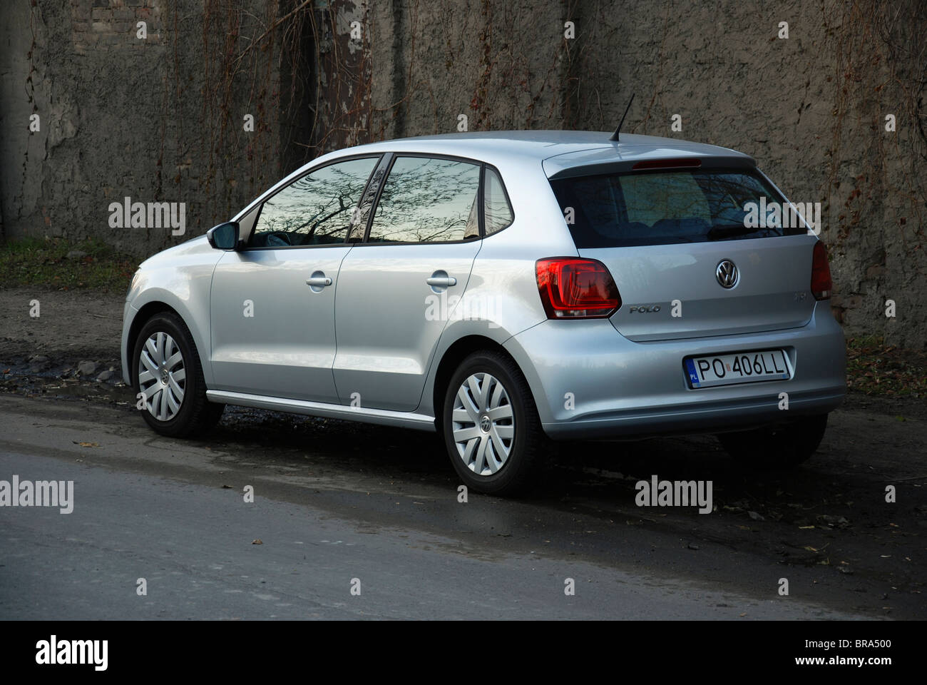 Volkswagen Polo 1.6 TDI - meine 2009 - silbernen - fünf Türen (5D) - Deutsche Kleinwagen Stadtauto, B - Segment auf Parkplatz Stockfoto