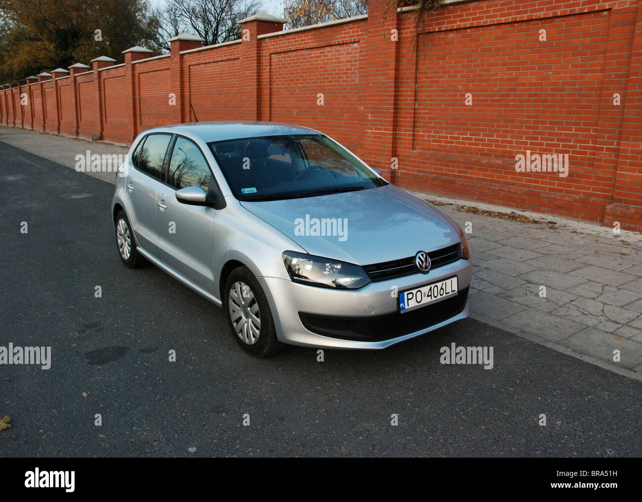 Volkswagen Polo 1.6 TDI - meine 2009 - silbernen - fünf Türen (5D) - Deutsche Kleinwagen Stadtauto, B - Segment auf Parkplatz Stockfoto