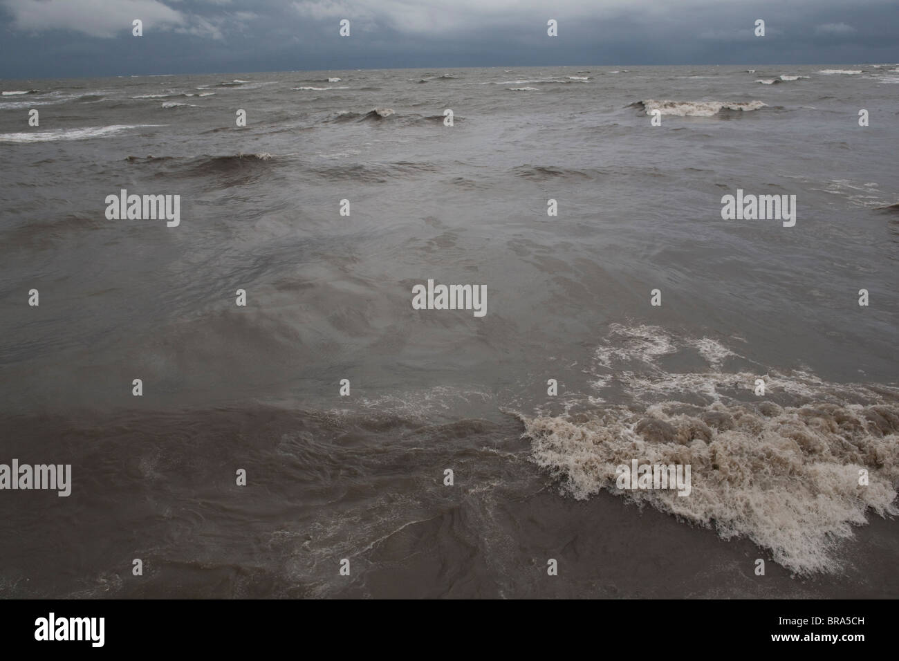 Ein Ölteppich von der Deepwater Horizon BP Oil spill Mäntel die Wellen in Grand Isle, Louisiana. Stockfoto