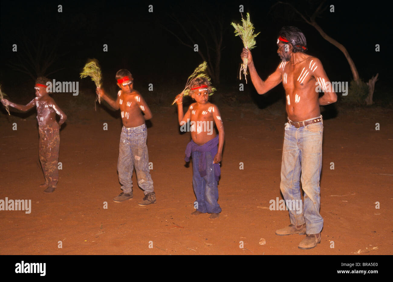 Anangu Young Boys lernen zeremoniellen Tanz, South Australia Stockfoto