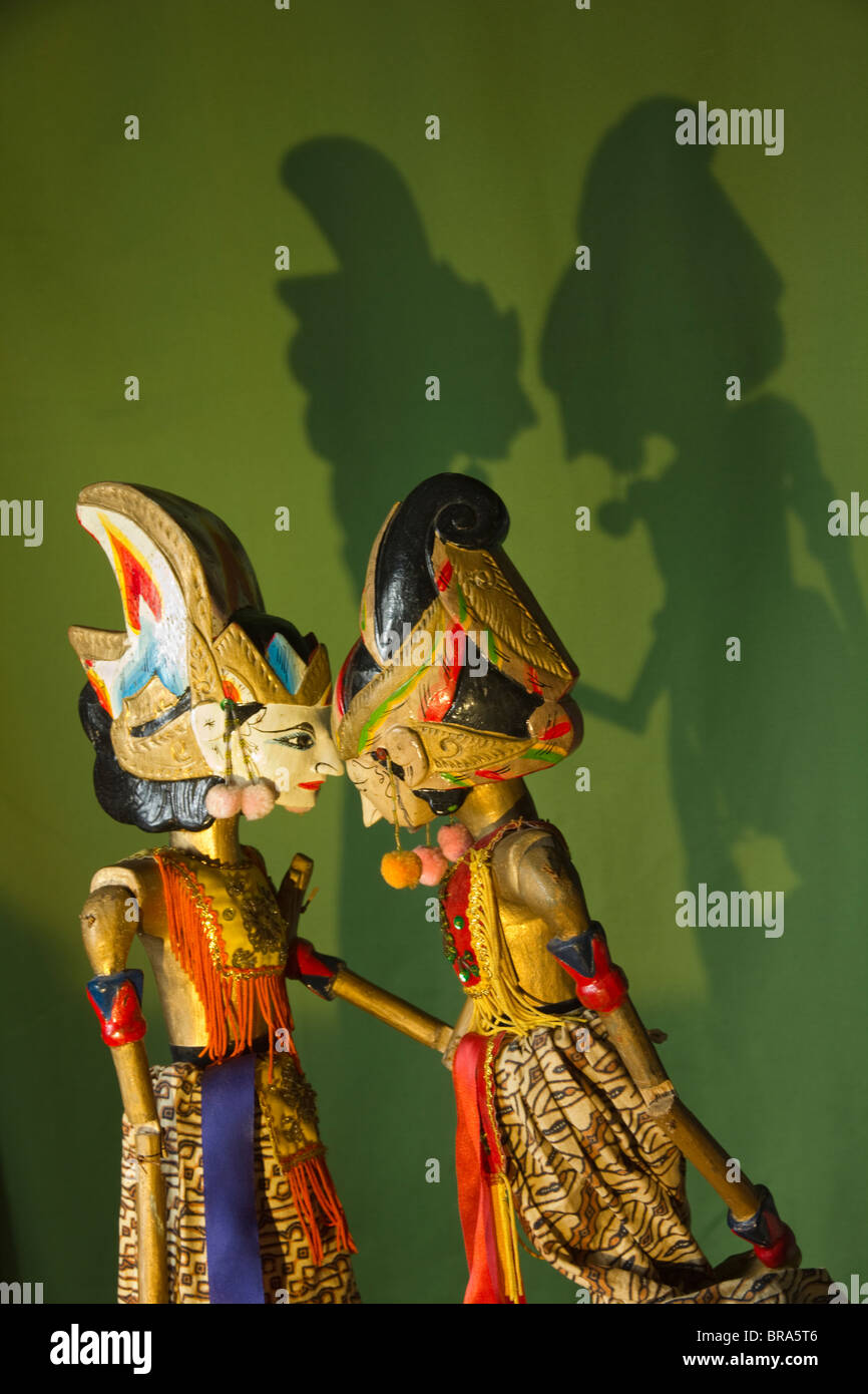 Schatten-Marionetten vor einem grünen Hintergrund mit Schatten. Stockfoto