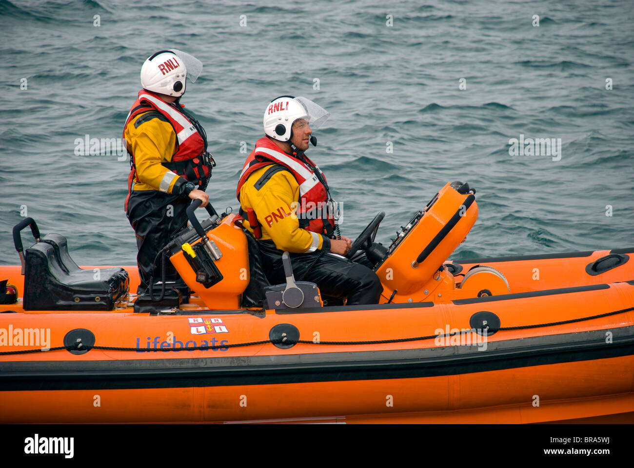 RNLI Rippe mit zwei Besatzungsmitgliedern Stockfoto