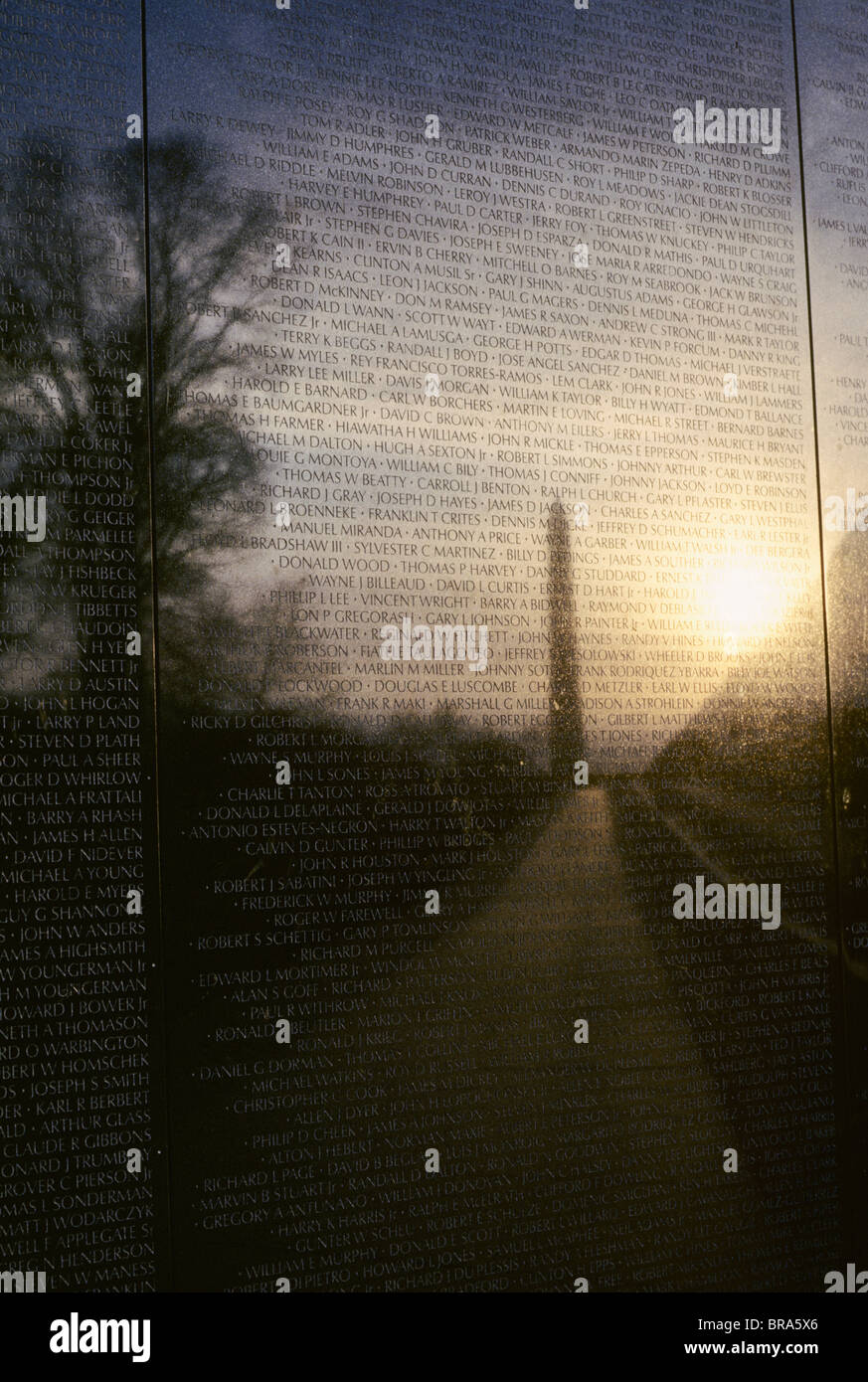 VIETNAM VETERANS MEMORIAL WASHINGTON MONUMENT SPIEGELT SICH IN DER WAND WASHINGTON DC Stockfoto