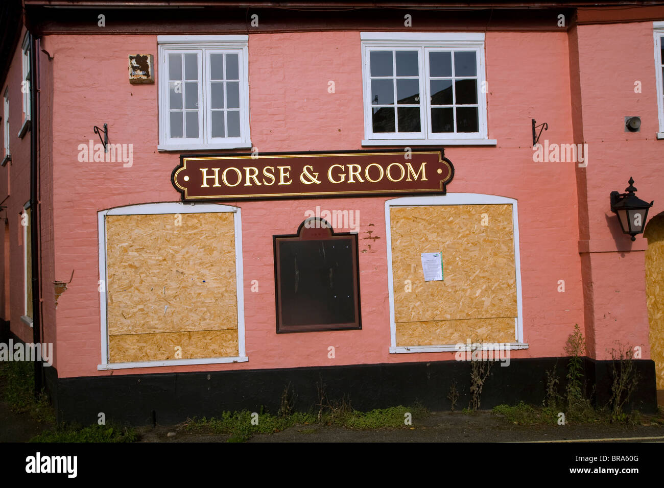 Geschlossen mit Brettern vernagelt Dorfkneipe, Pferd und Bräutigam, Melton, Suffolk, England Stockfoto