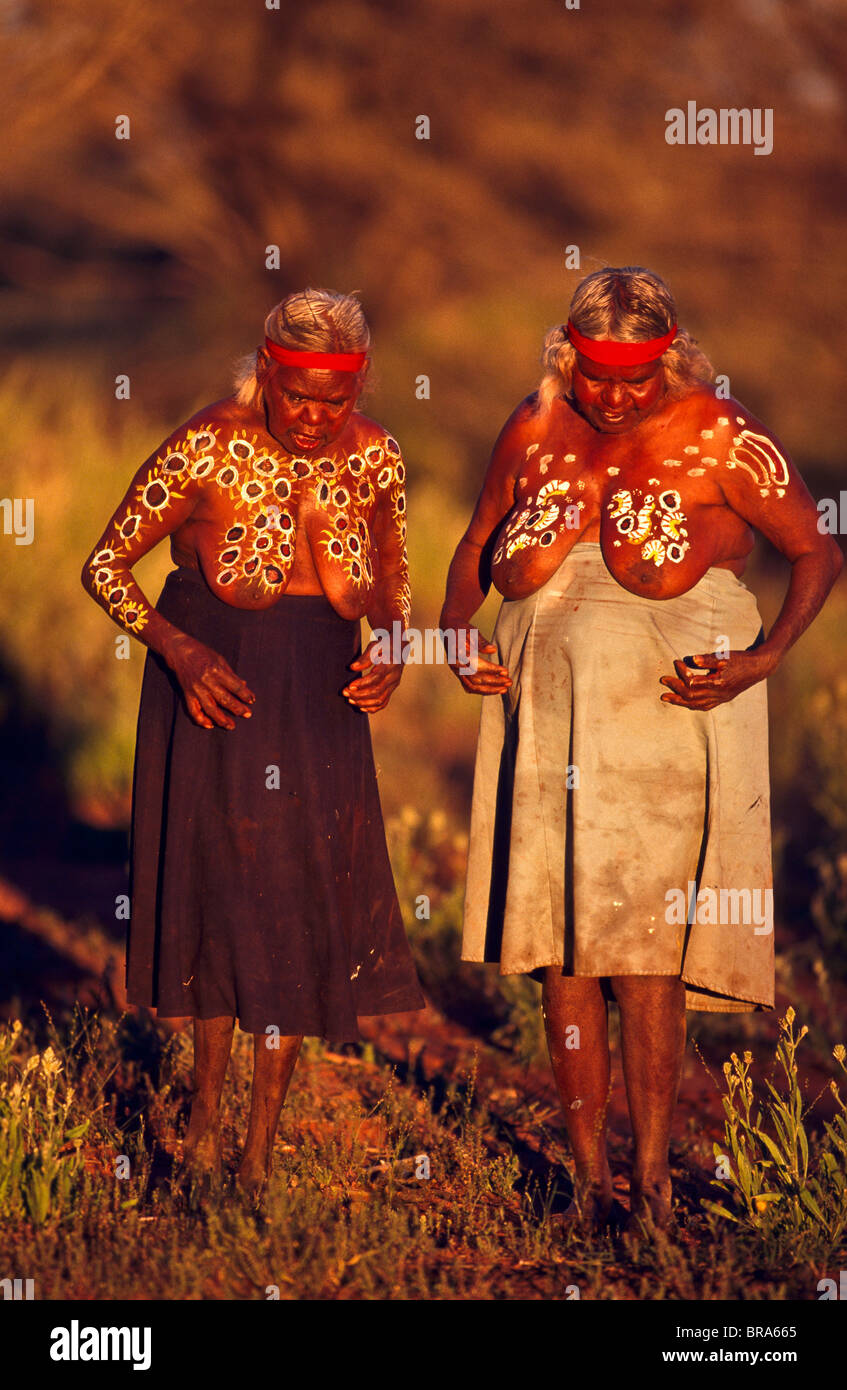 Senior Anangu Frauen führen "Honig-Ameise-Tanz", South Australia Stockfoto