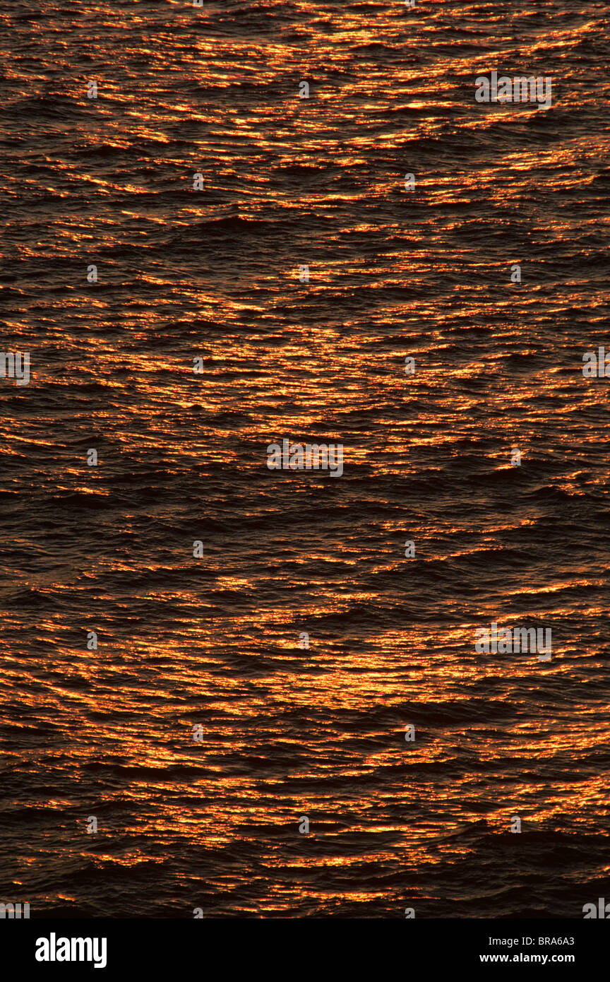 HOHE ANSICHT DER AUFGEHENDEN SONNE MEER REFLEKTIEREN Stockfoto