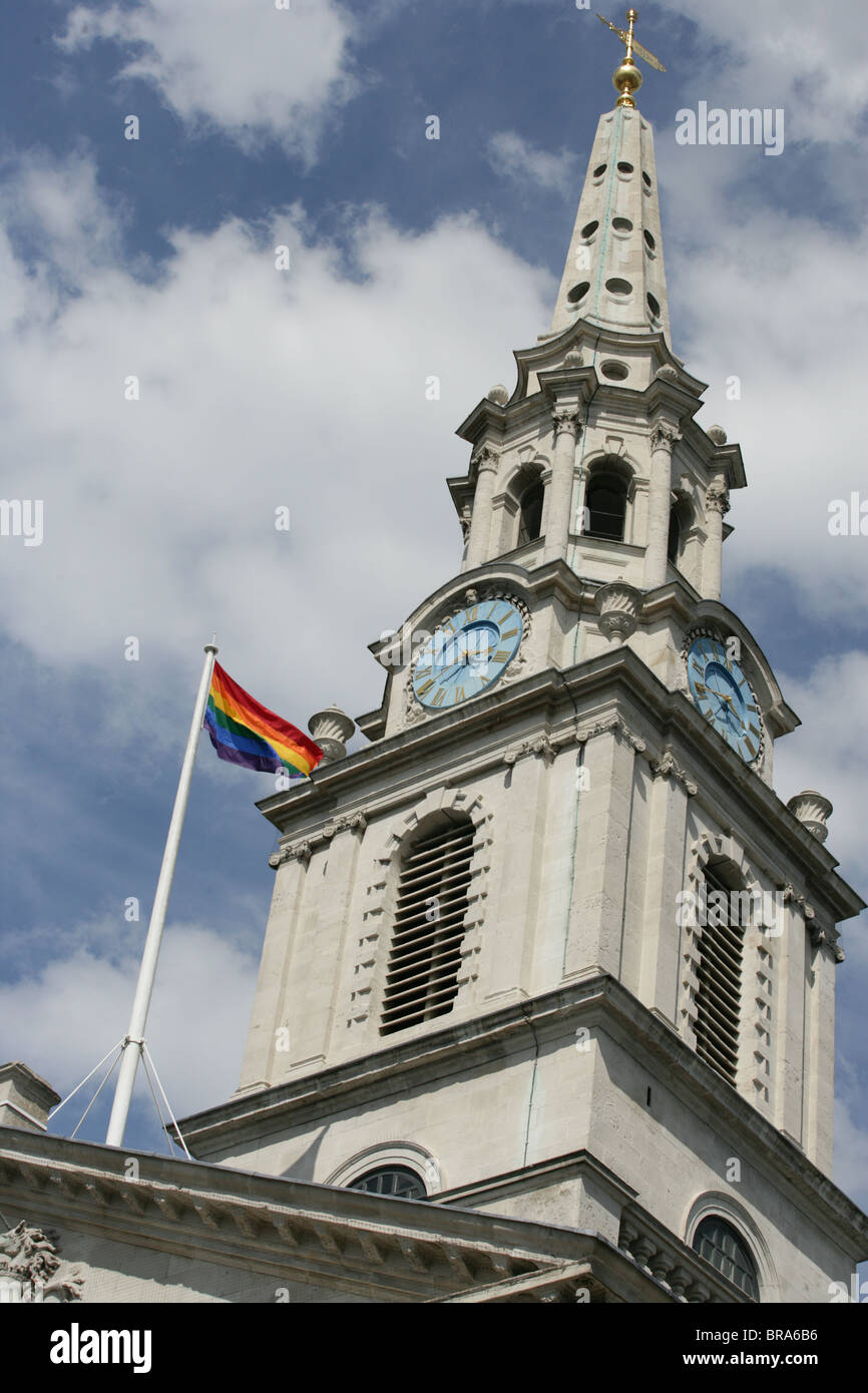 Eine Regenbogenfahne fliegt auf einer Kirche im Zentrum von London Stockfoto