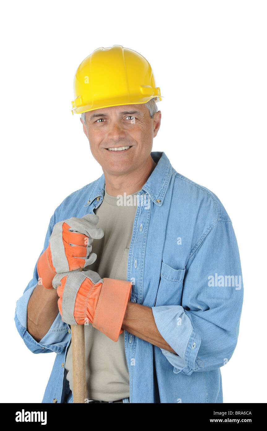Arbeiter auf den Griff des seine Schaufel halten. Mann trägt einen Schutzhelm und lächelt in die Kamera. Isoliert auf weiß. Stockfoto