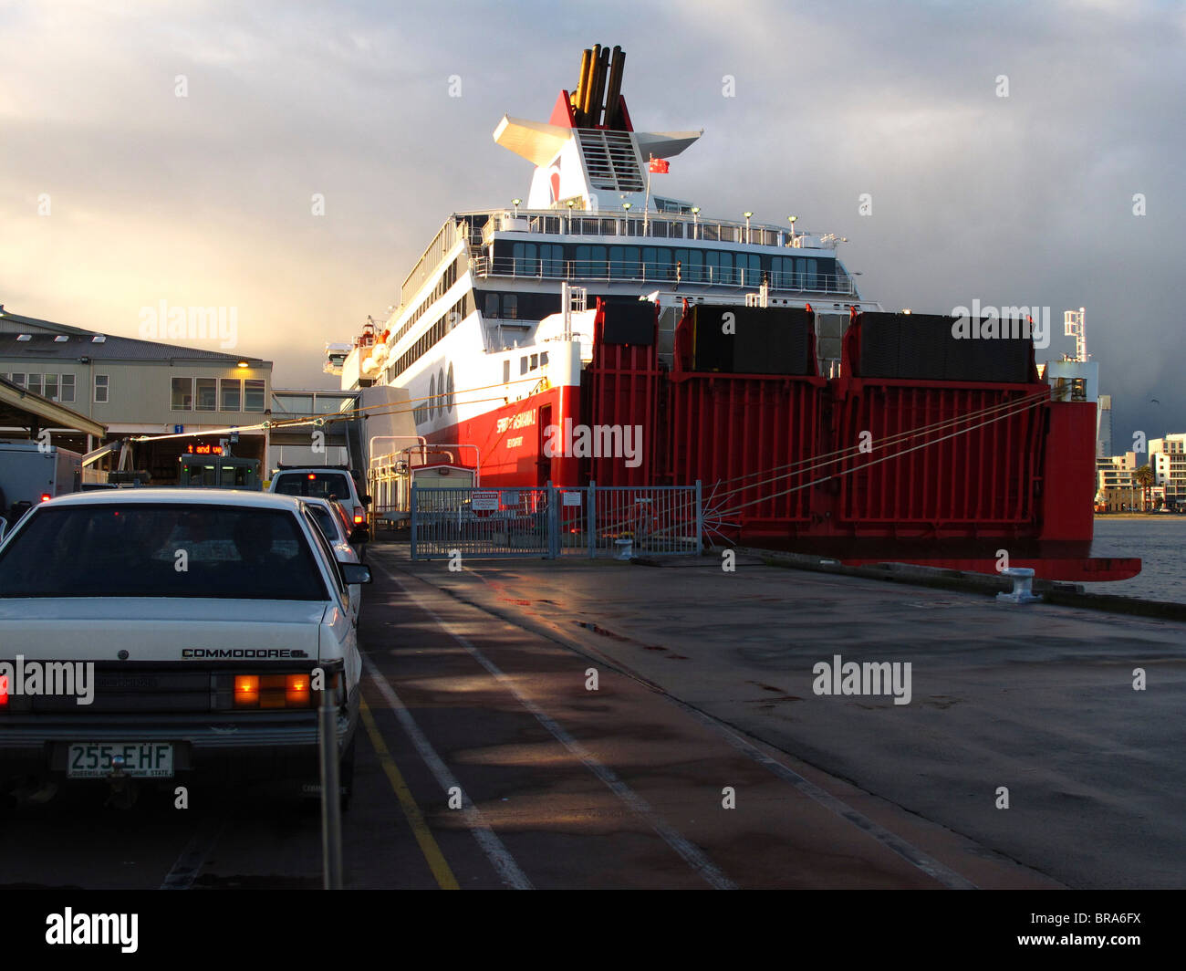 Autos Schlange stehen am Bahnhof Pier in Melbourne die Trans Bass Strait an Bord der Fähre "Spirit of Tasmania" Stockfoto