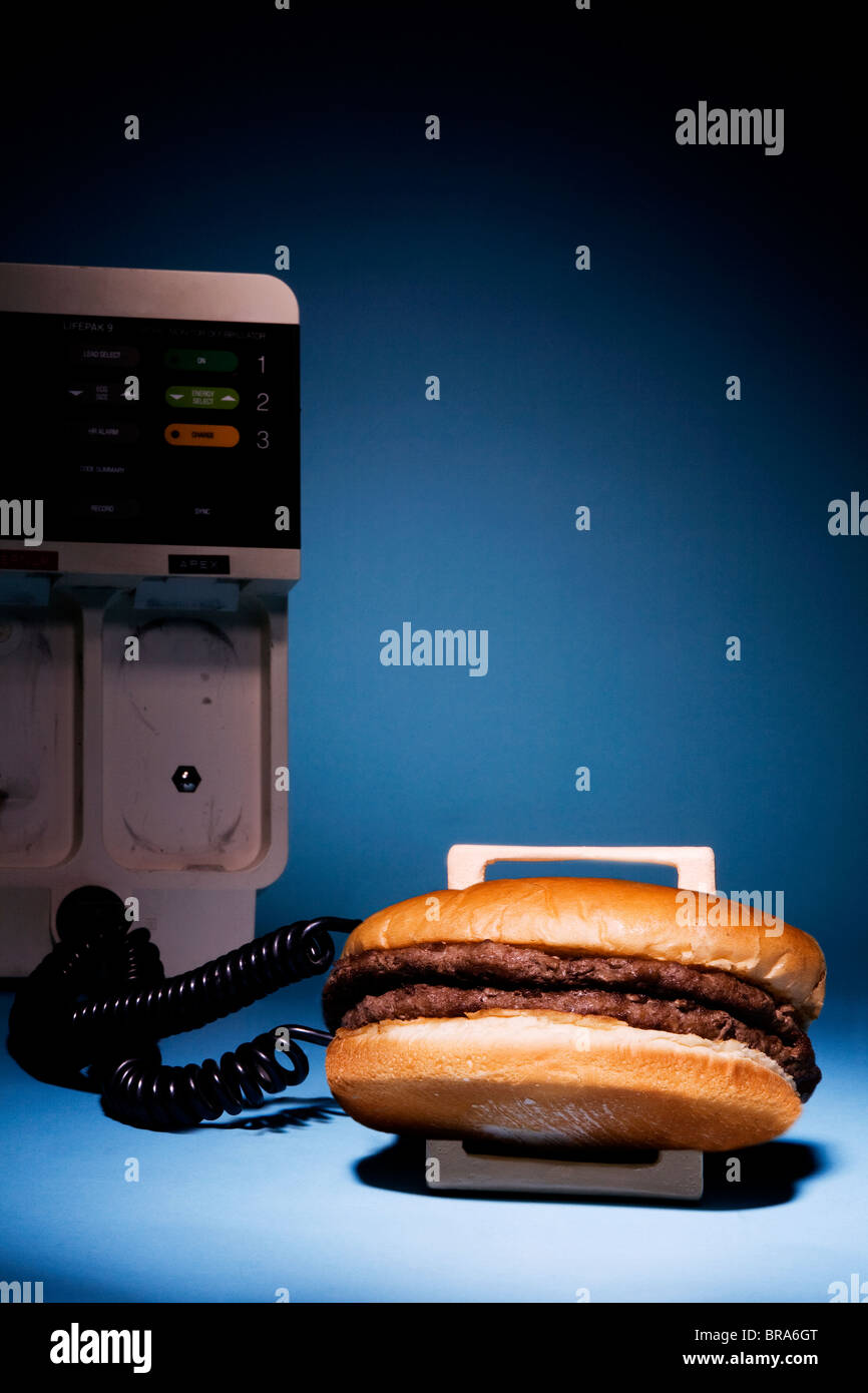 Defibrillator angeschlossen an einen Hamburger auf Hintergrund Stockfoto