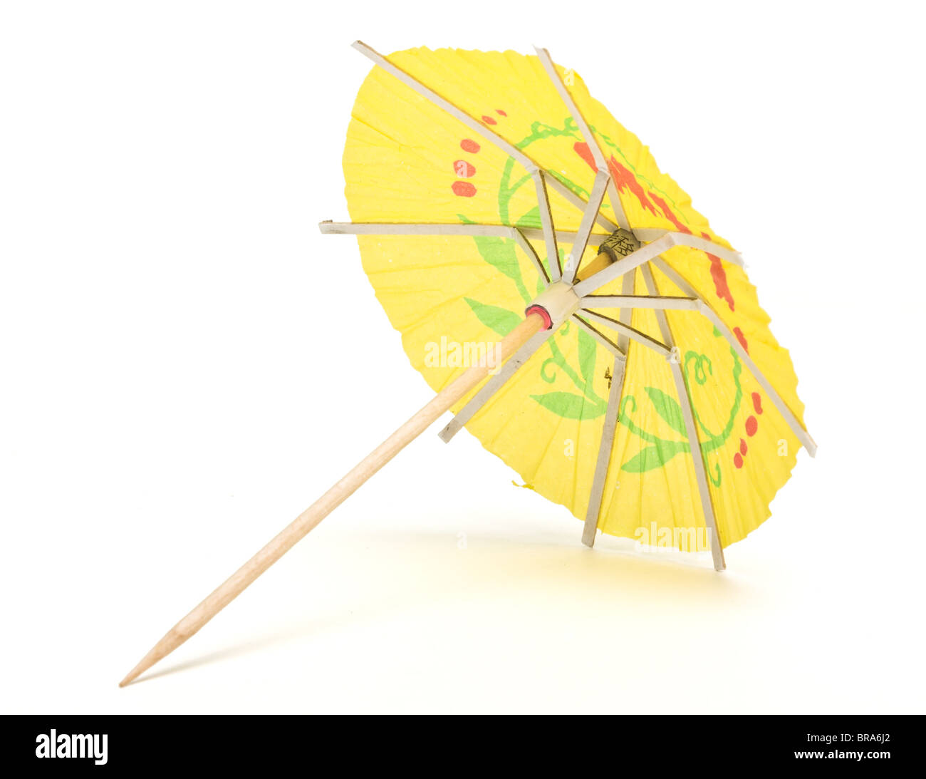 Cocktail Regenschirm aus niedrigen Perspektive auf weißen Hintergrund isoliert Stockfoto