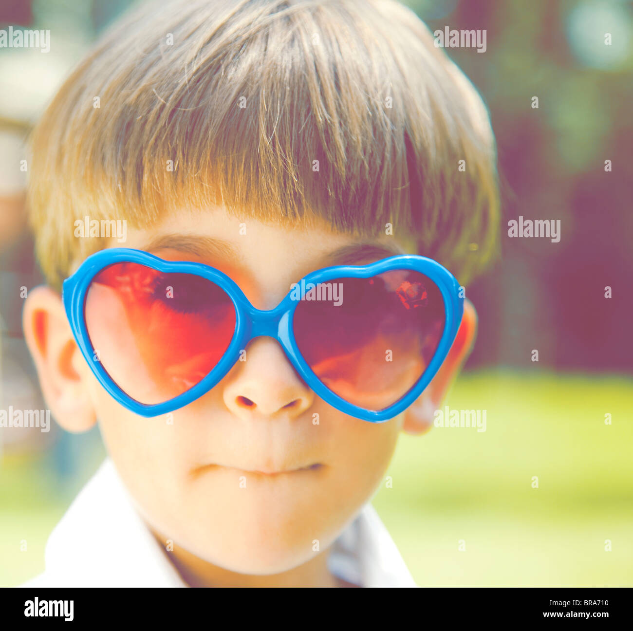 Kleiner Junge in herzförmige Sonnenbrille Stockfoto