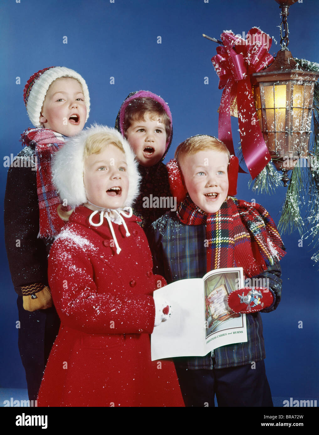 1960 1960S RETRO-KINDER SINGEN WEIHNACHTSLIEDER LAMPE CAROLERS CHRISTMAS Stockfoto