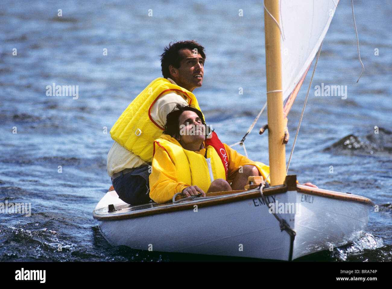 MANN UND FRAU-CREW DER MELONE SAMEN EMILY GENIEßEN VERFASSUNG CUP RENNEN AM FLUSS Stockfoto