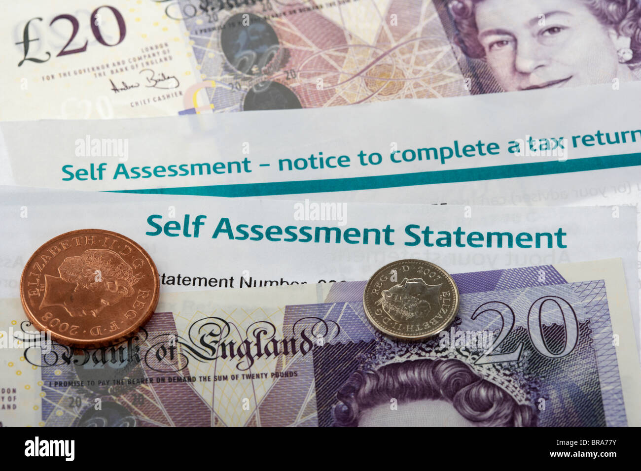 HMRC Self-Assessment-Erklärung und Mitteilung an eine Steuererklärung mit Geld füllen Stockfoto