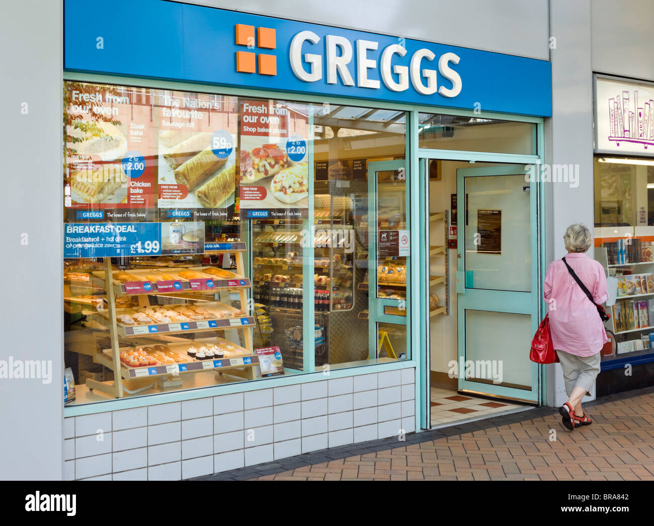 Greggs Bäckerei in Huddersfield Town Centre, West Yorkshire, England, UK Stockfoto