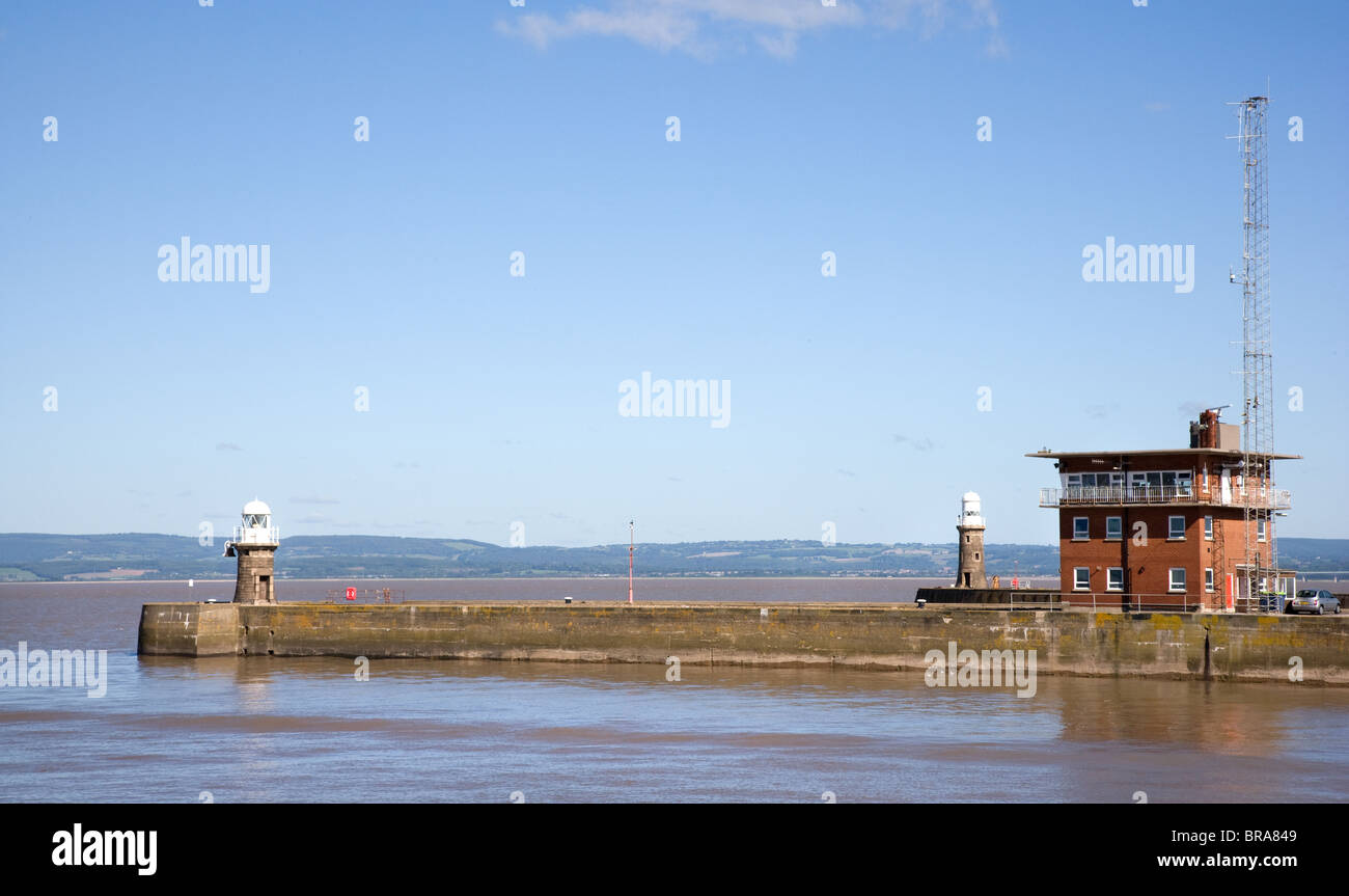 Zwei Leuchttürme und Kontrollturm bewachen den Eingang zu Avonmouth Docks am Zusammenfluss der Flüsse Severn und Avon Stockfoto