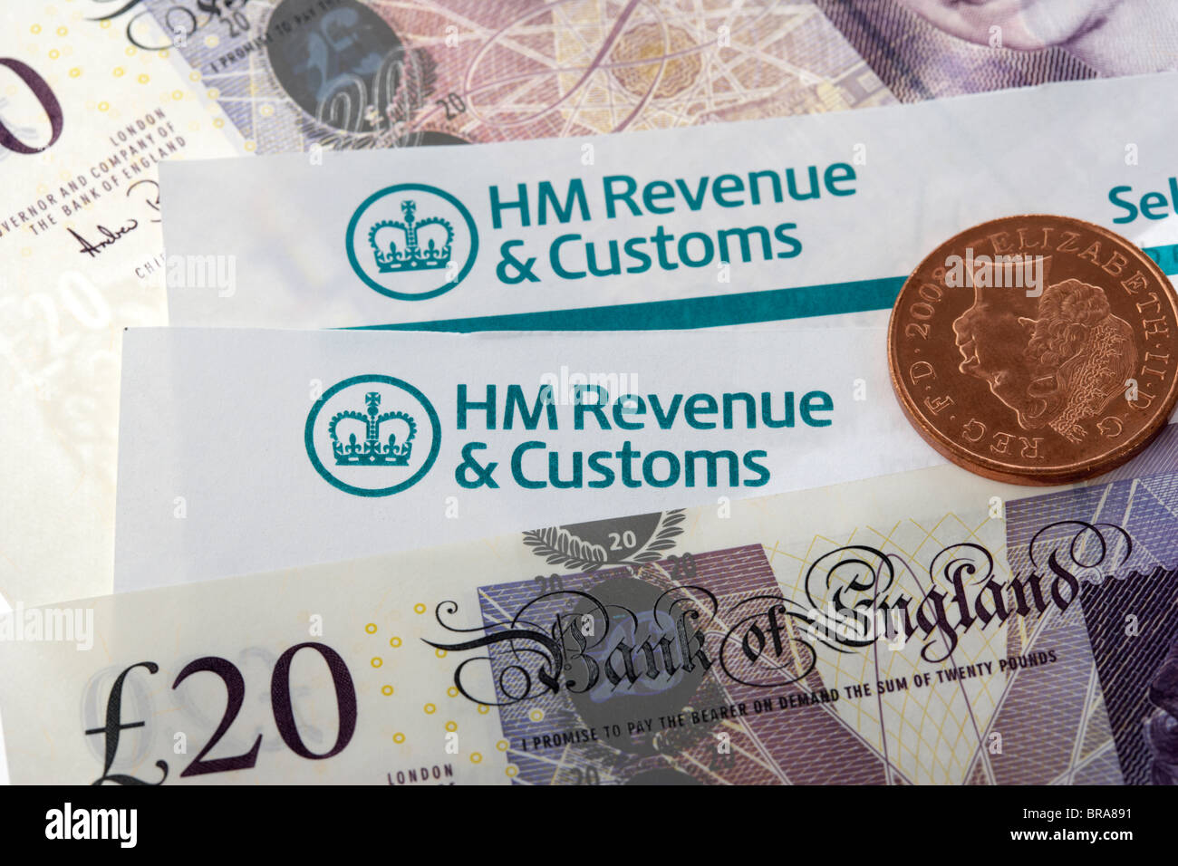 HMRC Steuererklärung Briefe mit Logos und Bargeld Stockfoto