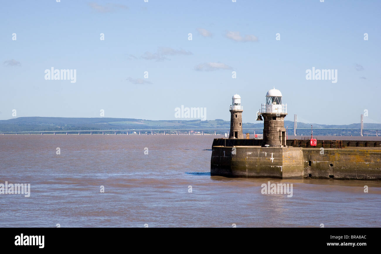 Zwei Leuchttürme bewachen den Eingang zu Avonmouth Docks am Zusammenfluss der Flüsse Avon und Severn mit neuen Severn Überfahrt über Stockfoto