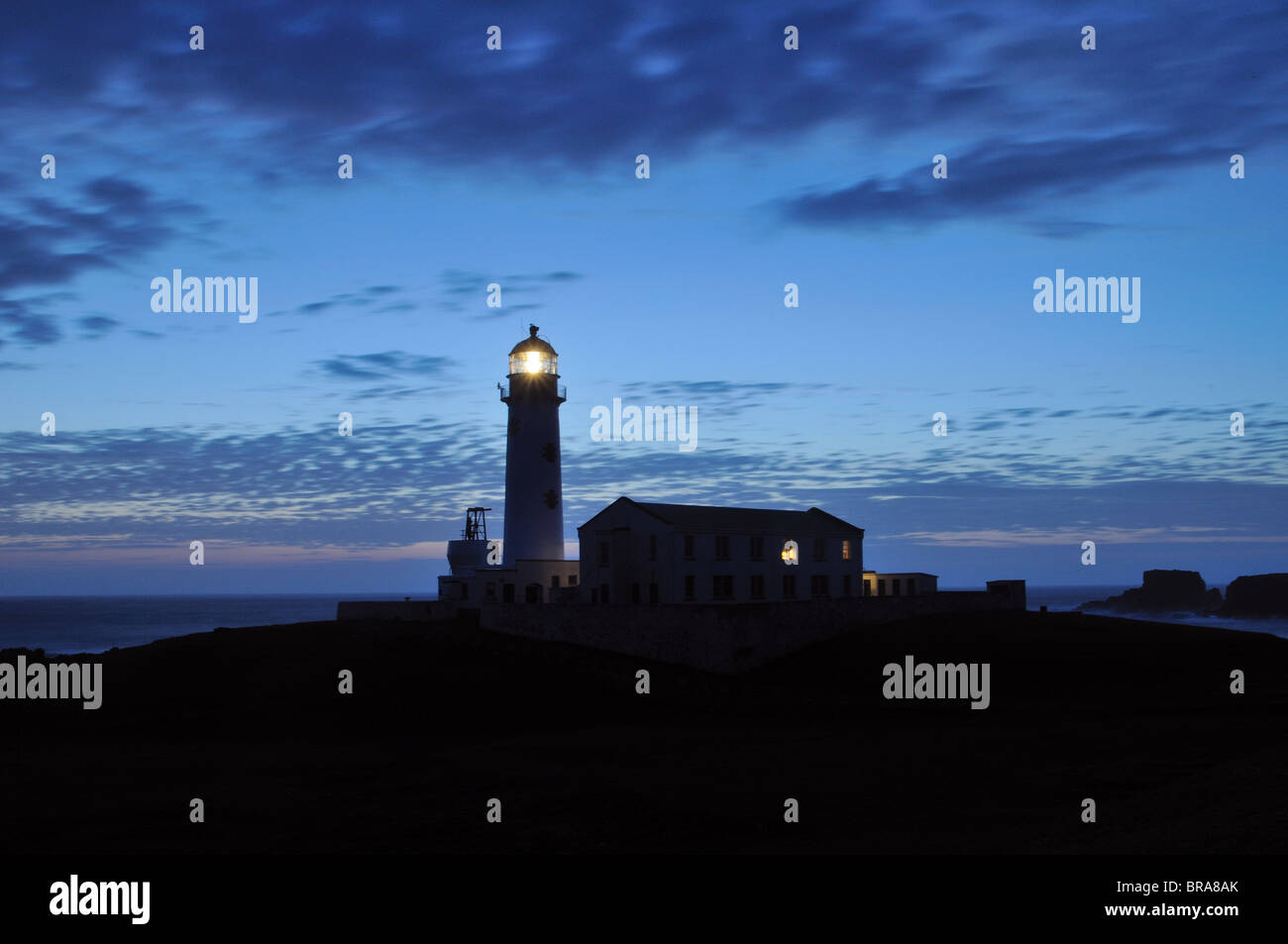 Fair-Isle-Süden-Leuchtturm in der Nacht (der letzte bemannte Leuchtturm in Schottland) Stockfoto