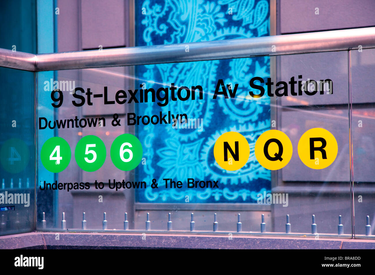 Klaren Acryl-u-Bahnstation unterzeichnen in Midtown Manhattan, New York City, USA Stockfoto