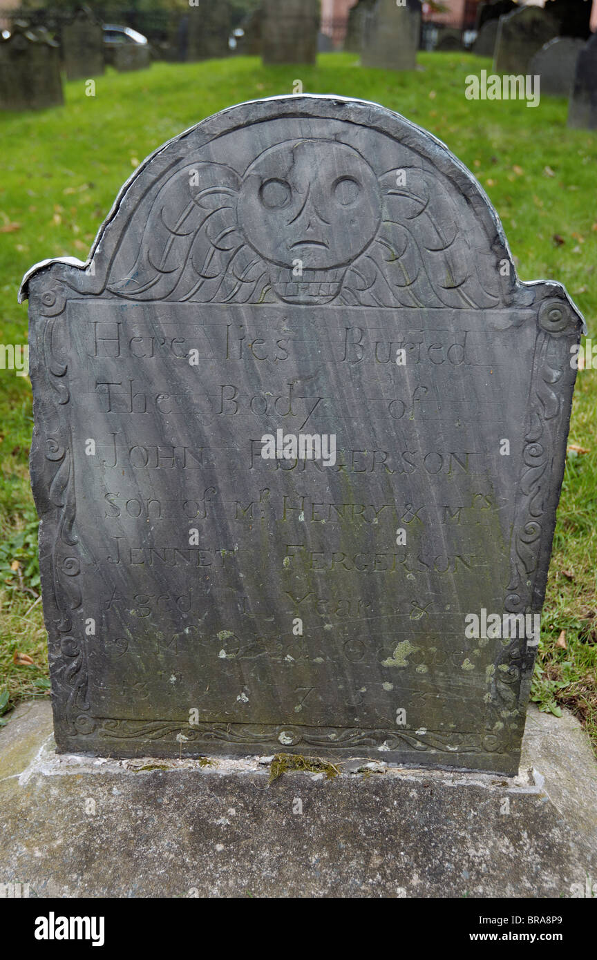 Einen alten Grabstein zeigt den toten Kopf Stockfoto