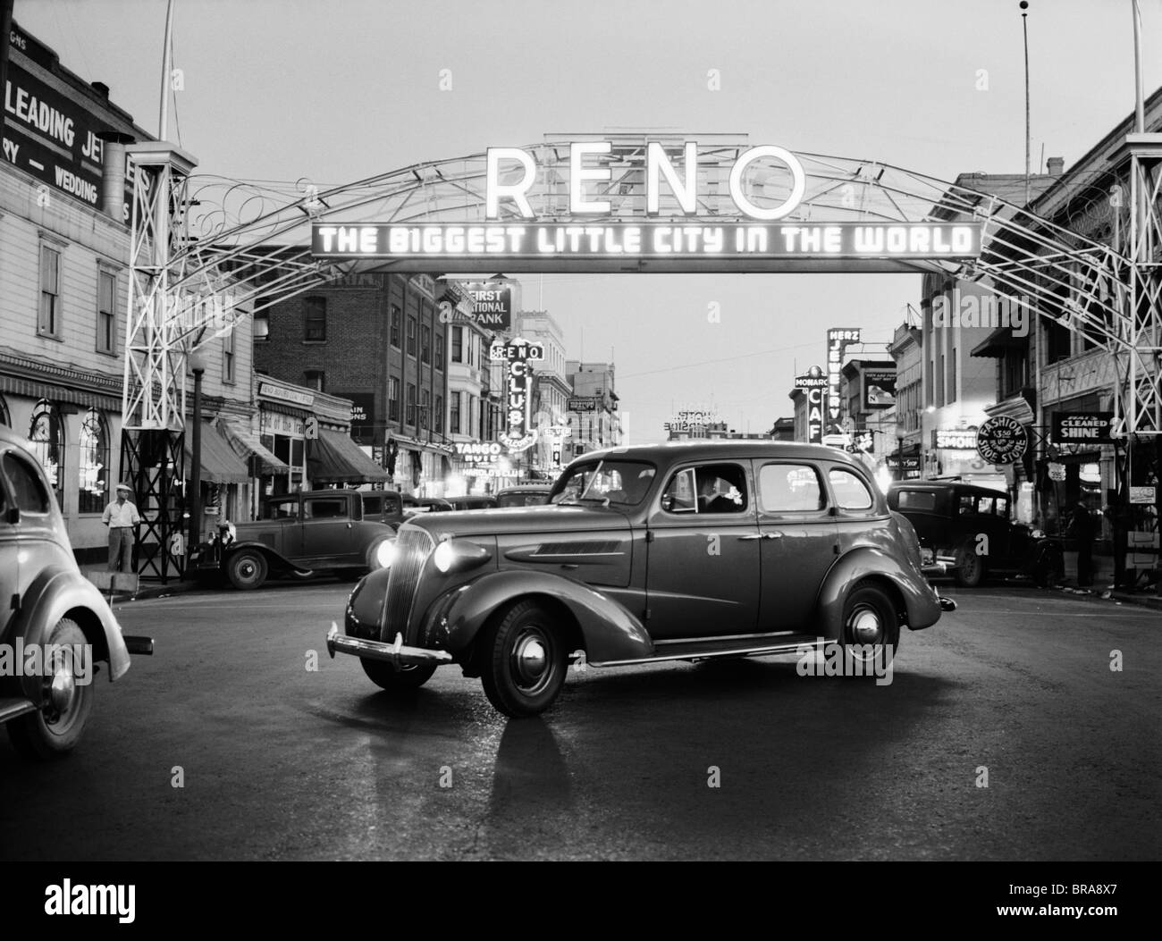 1930ER JAHRE NACHT DER BOGEN ÜBER MAIN STREET RENO NEVADA NEON UNTERZEICHNEN DIE GRÖßTE KLEINSTADT DER WELT Stockfoto