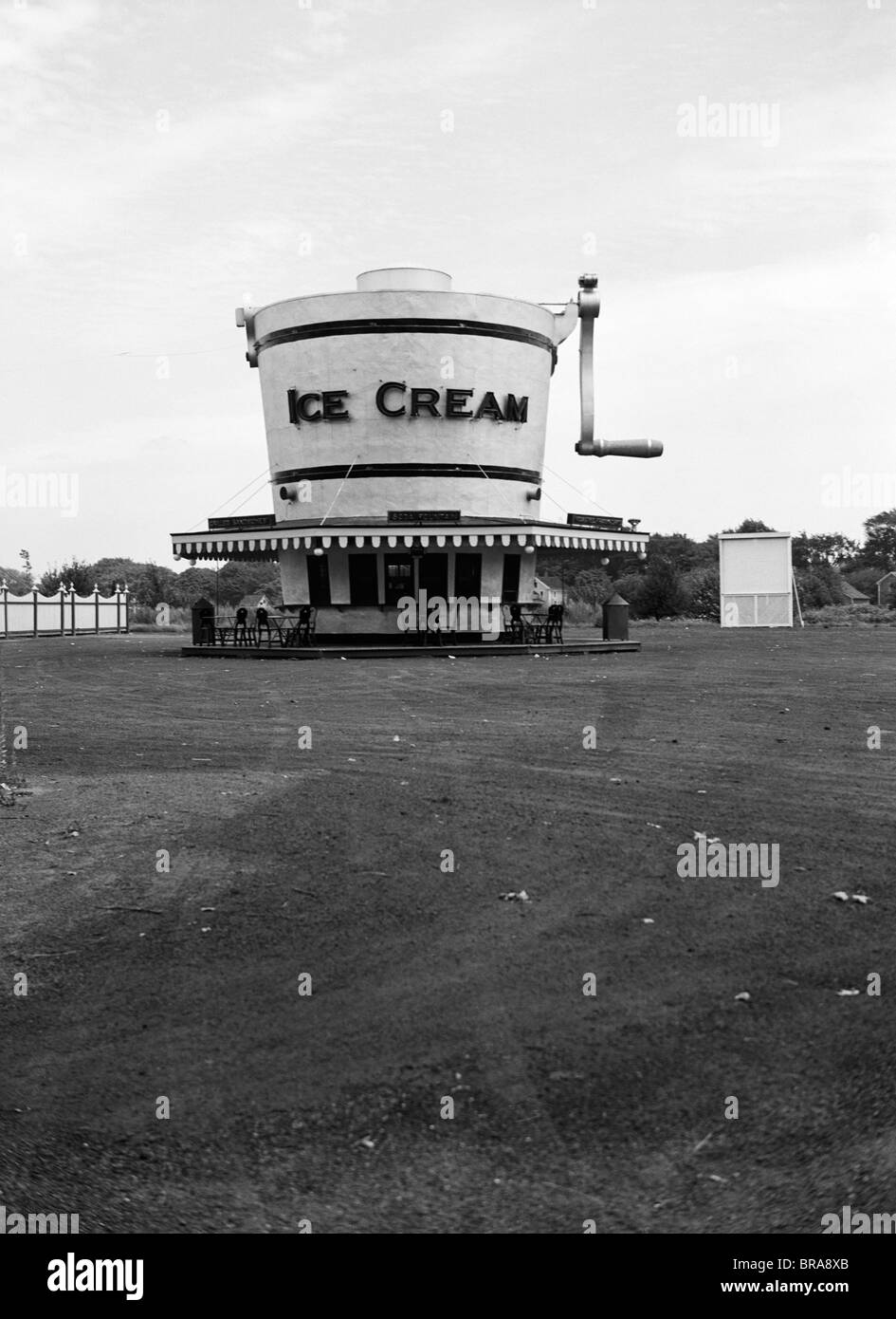 1937 1930S AM STRAßENRAND ERFRISCHUNG STEHEN GEFORMT WIE EISCREME-MASCHINE Stockfoto