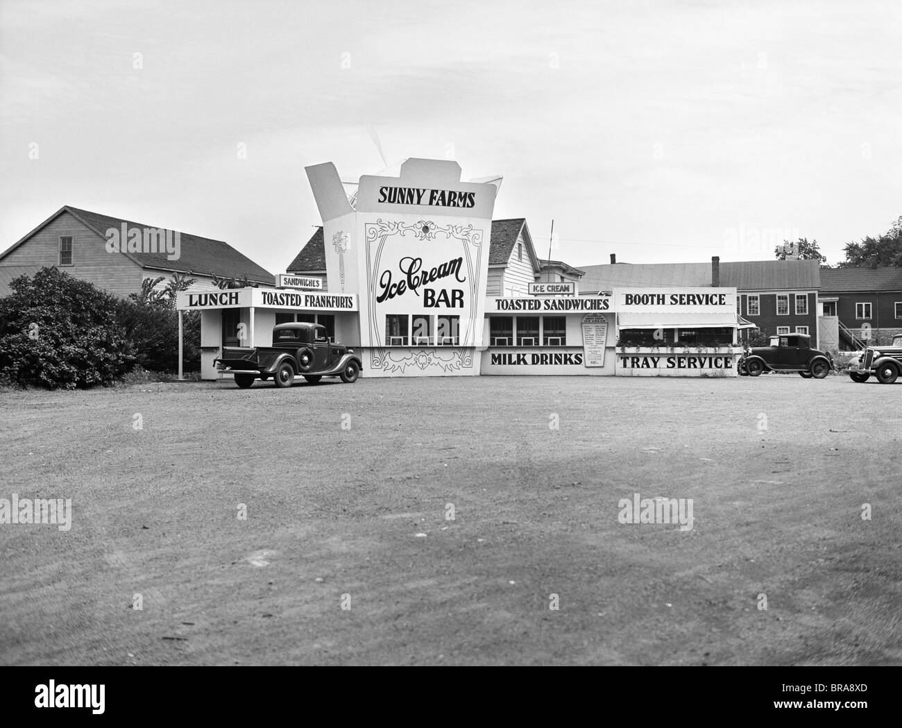 1930S 1937 AM STRAßENRAND LOKAL DER SONNIGEN FARMEN ICE CREAM BAR MASSACHUSETTS Stockfoto
