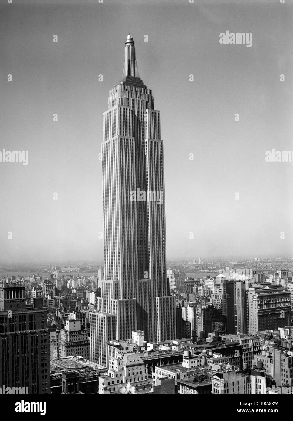 1930ER JAHREN NEW YORK CITY EMPIRE STATE BUILDING VOLLER LÄNGE OHNE ANTENNEN Stockfoto