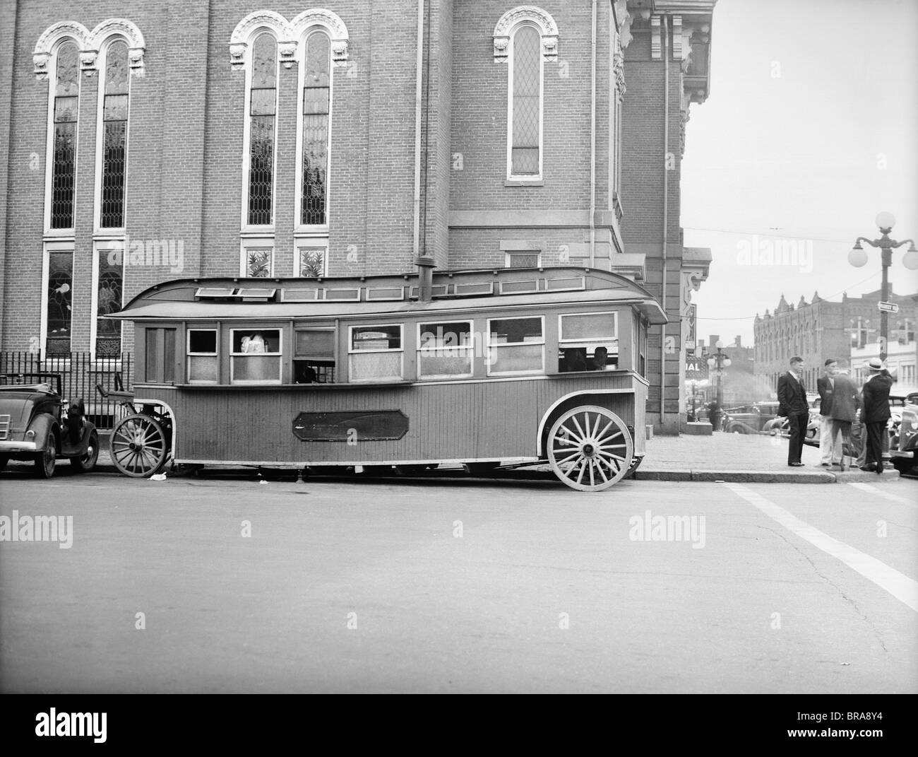 1930ER JAHREN EINEM ALTEN ZEIT DINER AUF RÄDERN SITZT IN EINER SEITENSTRAßE IN PORTSMOUTH NH Stockfoto