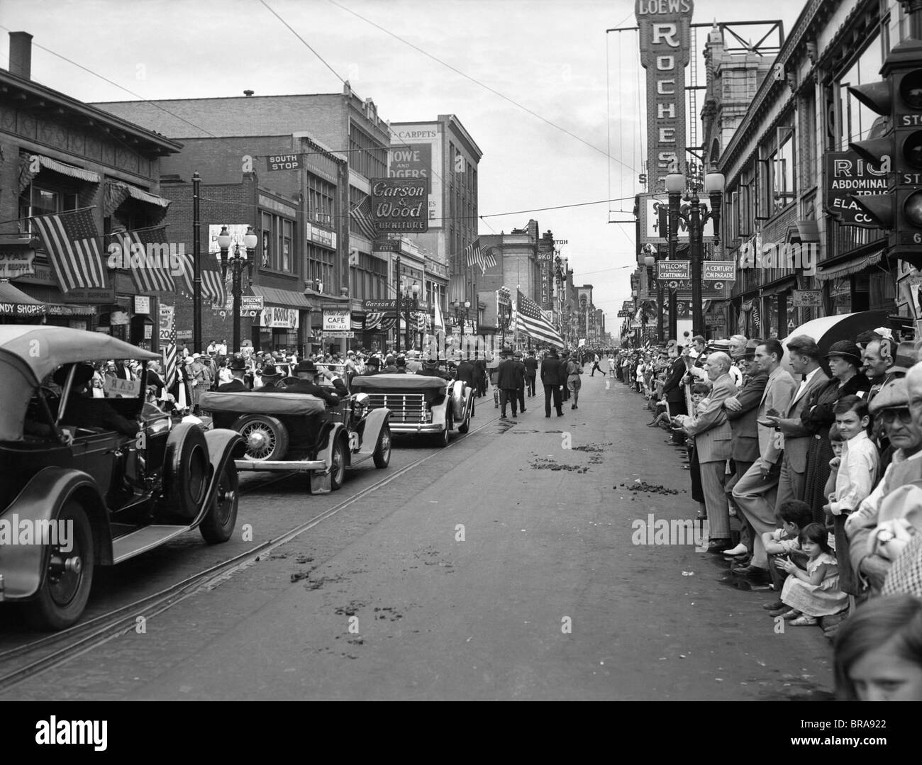 1930S 1934 GROßEN ARMEE DER REPUBLIK BÜRGERKRIEG VETERANEN PARADE MAIN STREET WÄHREND ROCHESTER NEW YORK CENTENNIAL BEITRETEN Stockfoto