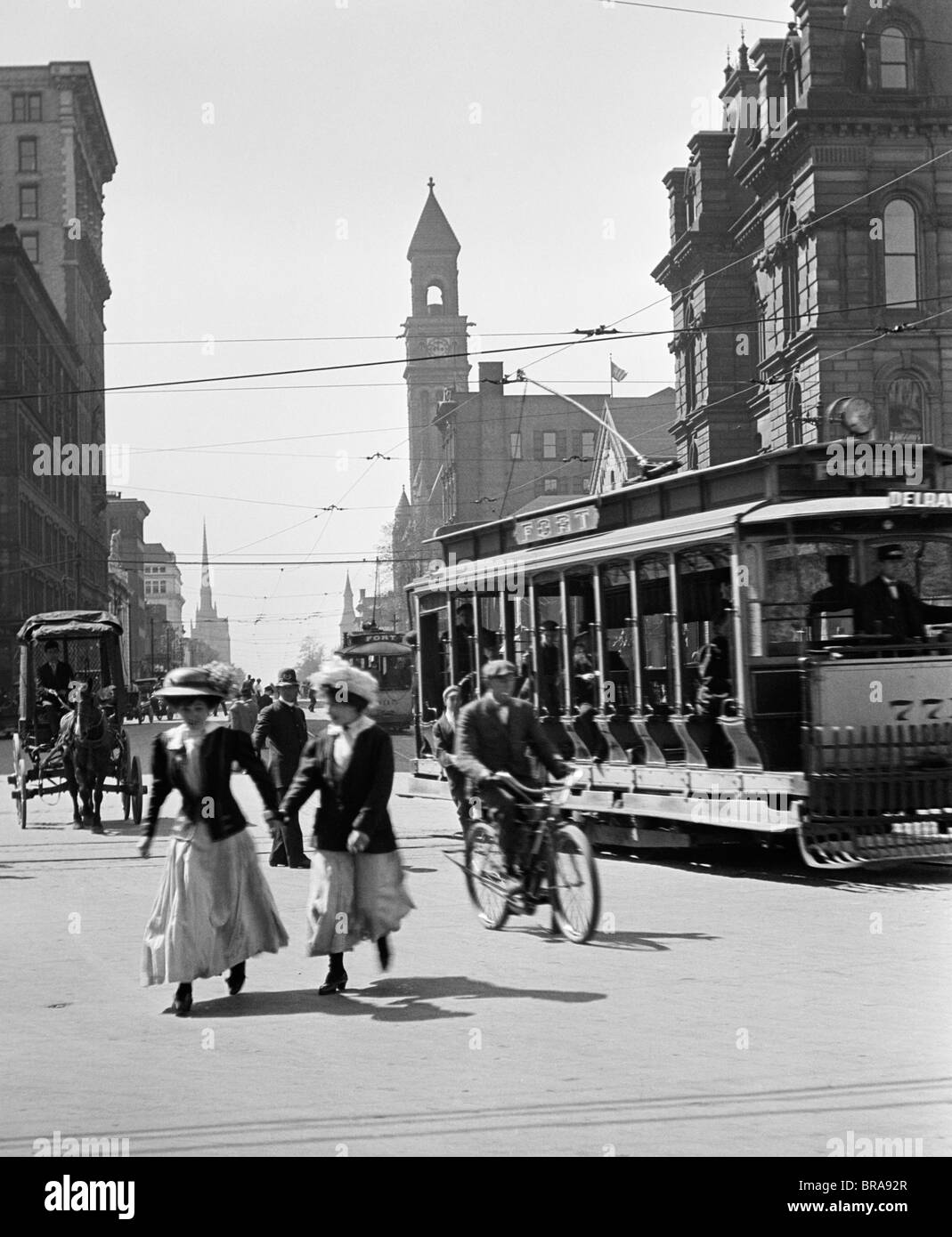 1900ER JAHRE 1910ER JAHRE 1912 DETROIT STREET SZENE FUßGÄNGER & STRAßENBAHN Stockfoto