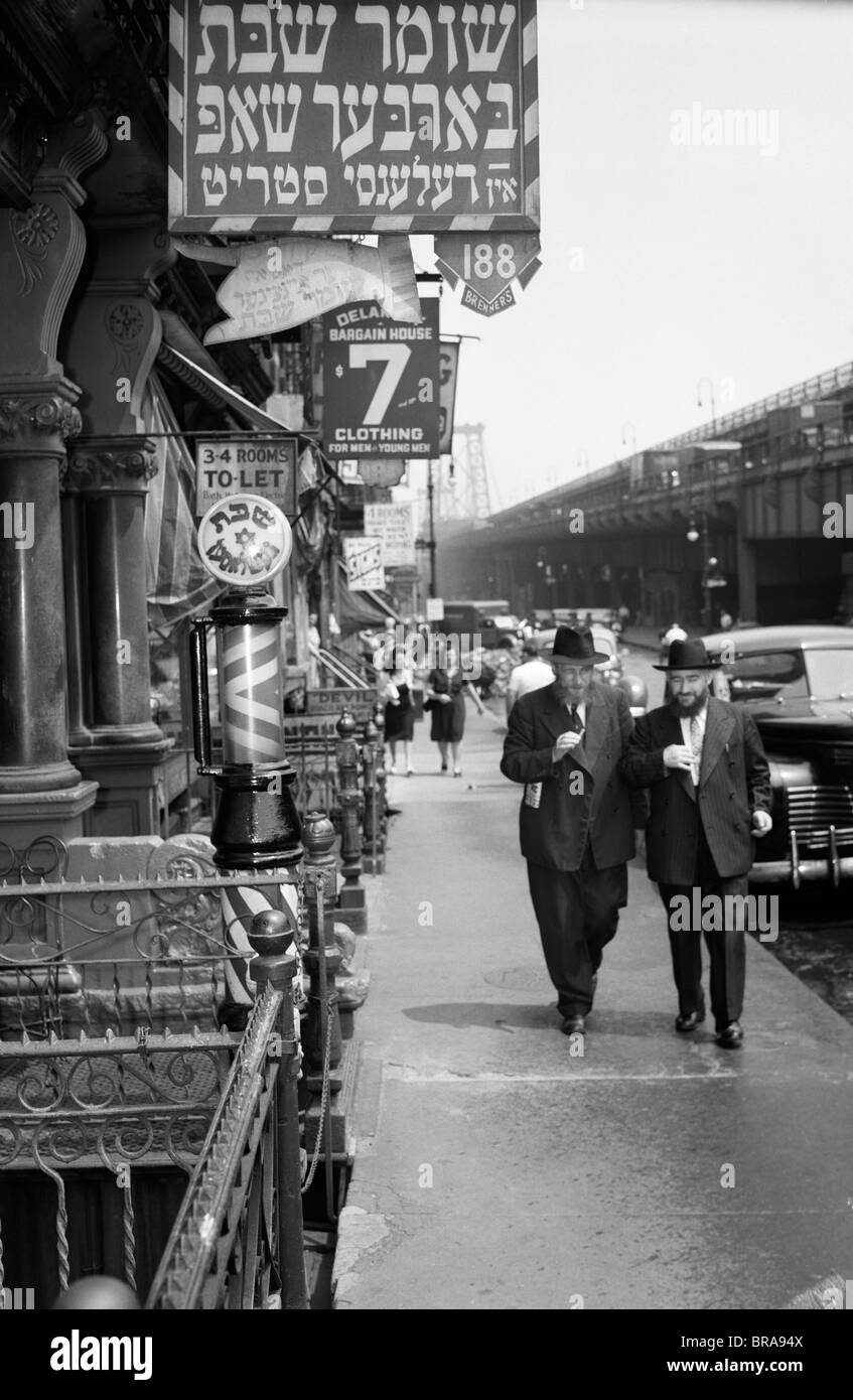 1940ER JAHRE MANHATTAN LOWER EAST SIDE MIT ZEICHEN AUF JIDDISCH AUF DELANCY STREET BARBER SHOP MIT WILLIAMSBURG BRIDGE IM HINTERGRUND Stockfoto