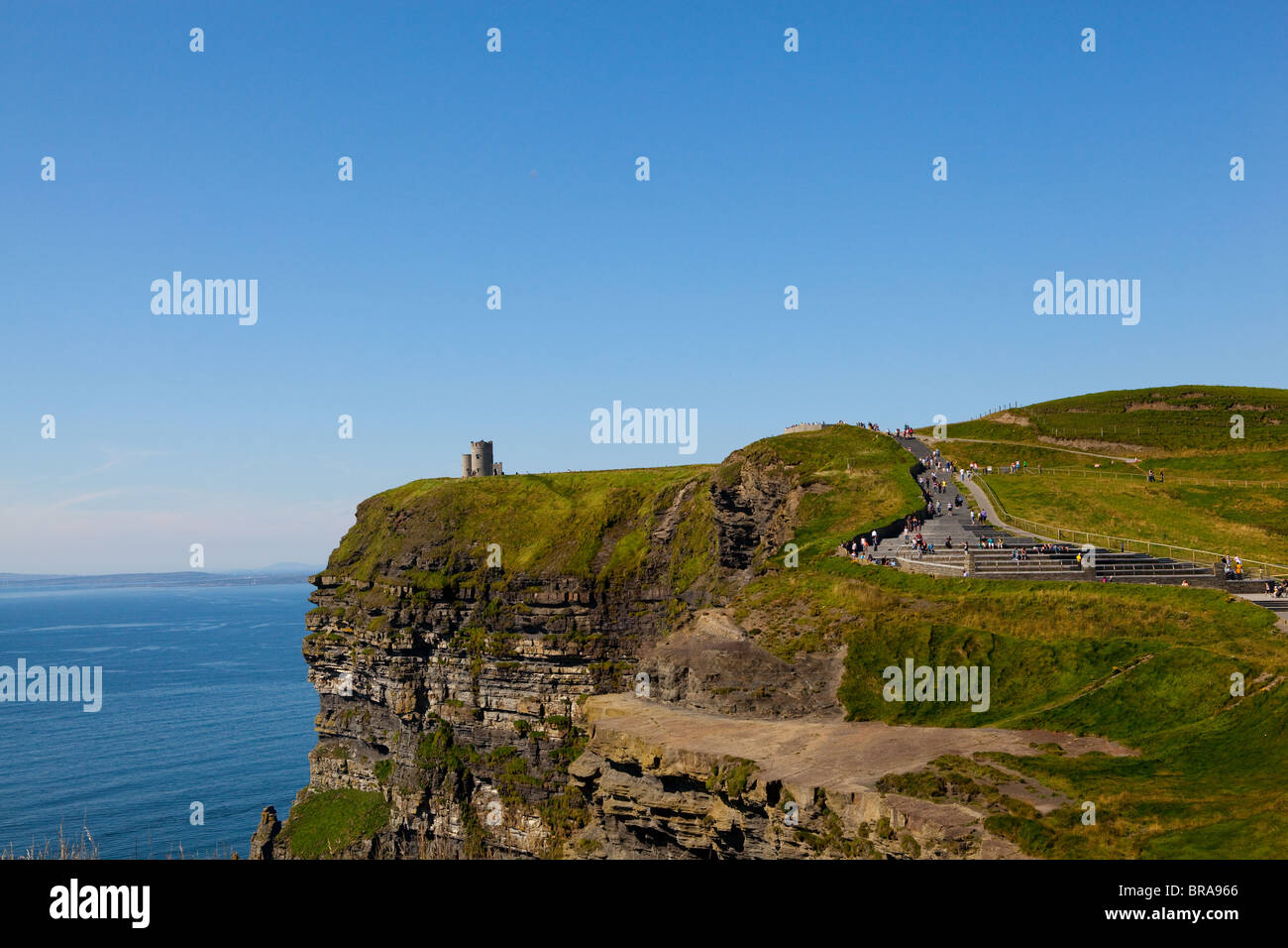 Klippen von Moher mit blauem Himmel in County Clare, Irland Stockfoto