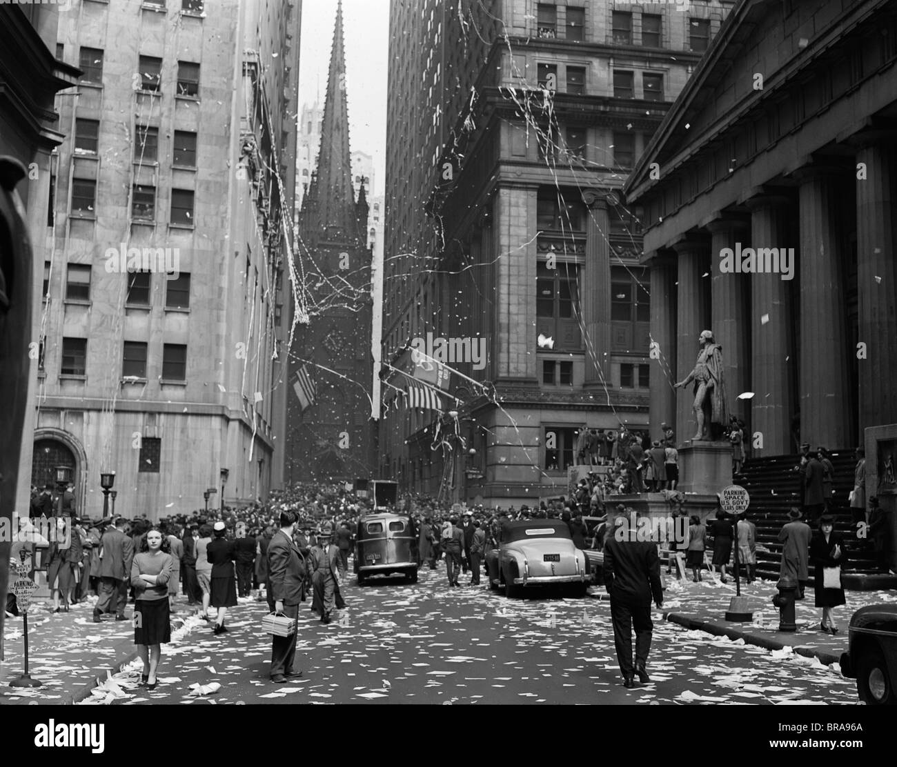1940ER JAHREN NEW YORK CITY WALL STREET TICKER TAPE PARADE FEIER DES E-E TAGESSIEG IN EUROPA 8. MAI 1945 Stockfoto