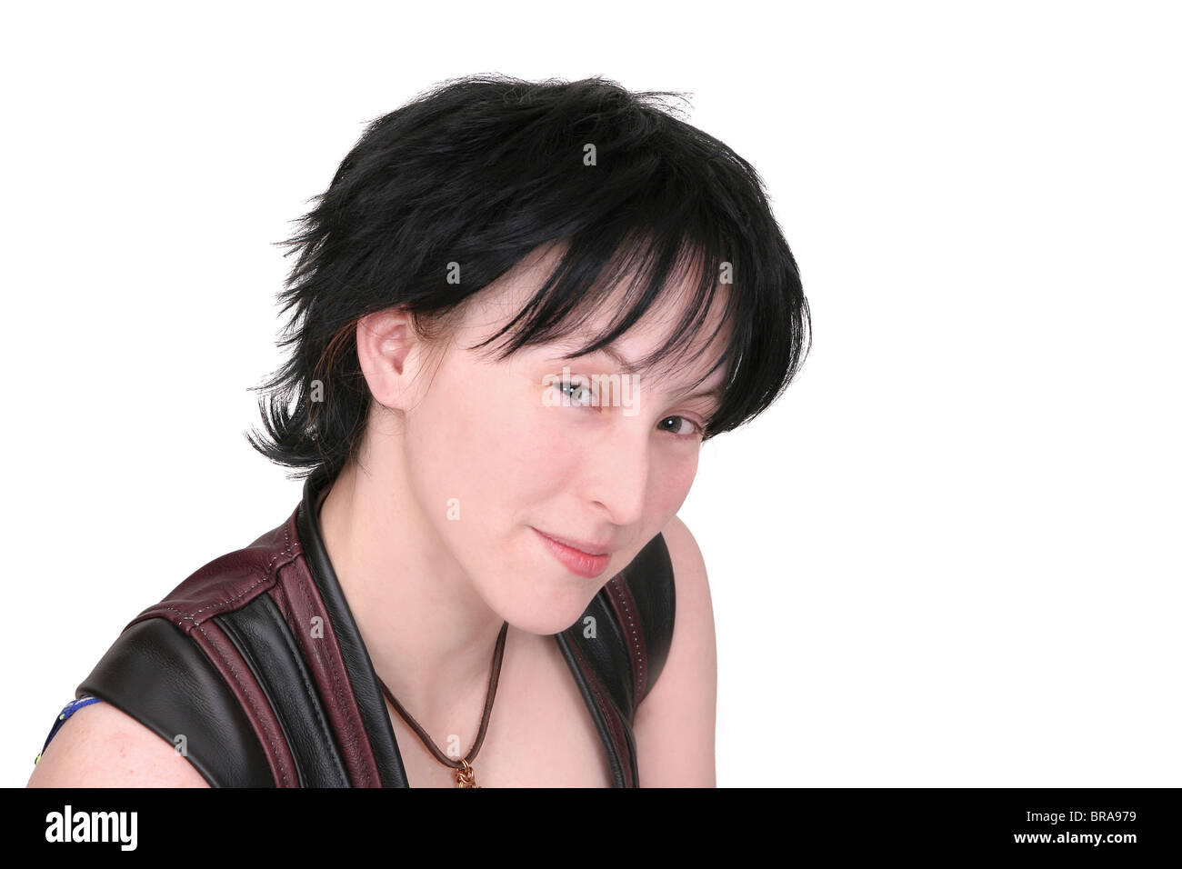 eine junge zwanziger Jahre schwarze behaarte Frau Closeup Portrait über weiß Stockfoto