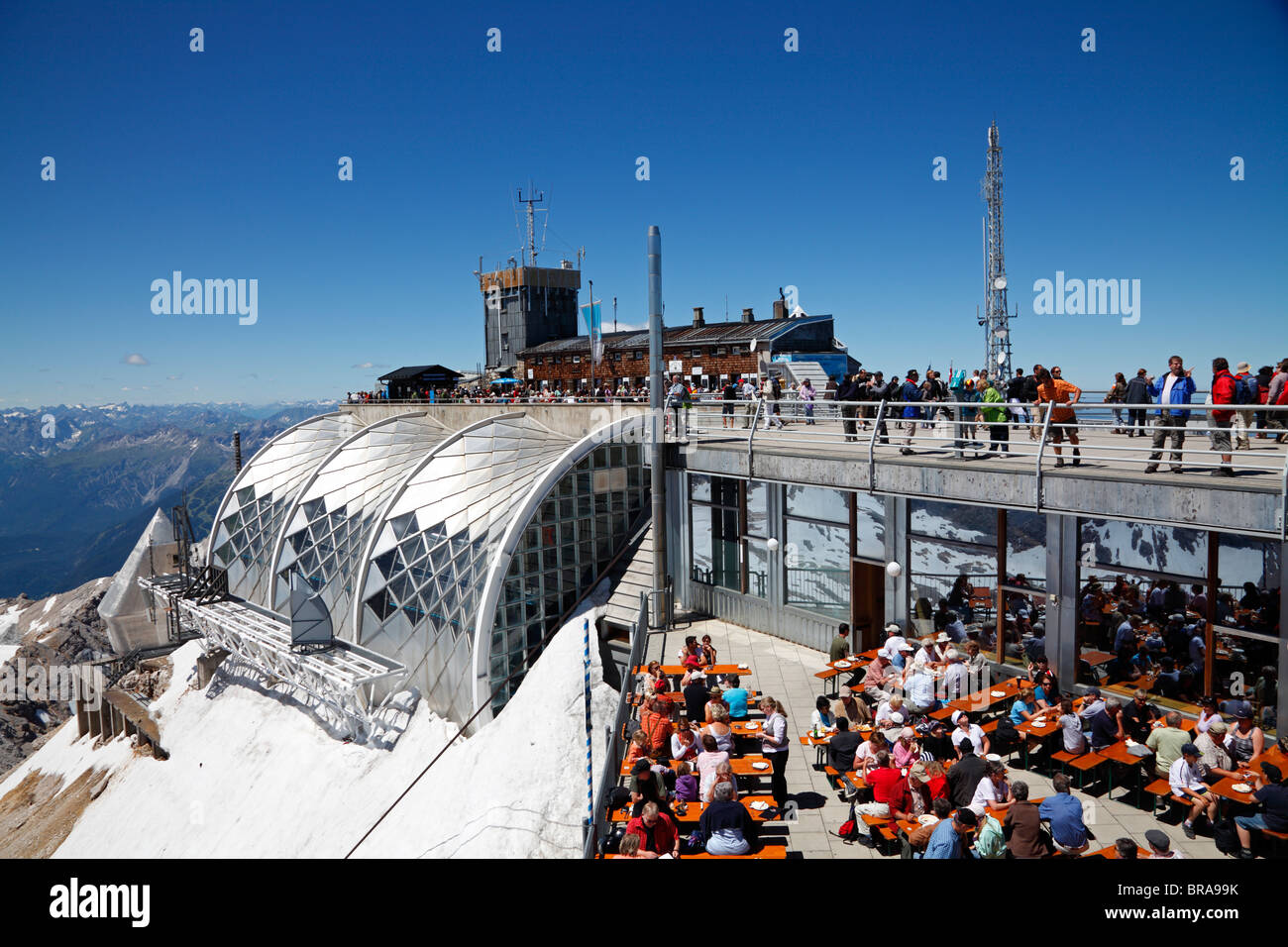 Der Gipfel der Zugspitze, Bayern, Deutschland, mit Restaurants, Blick-Plattformen und Seilbahn terminal an einem sonnigen Sommertag Stockfoto