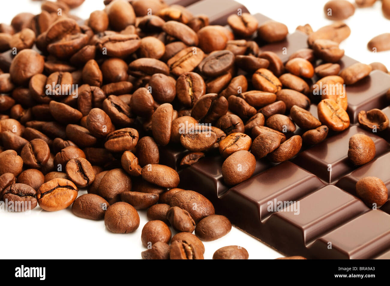 ein Großteil der Kaffeebohnen auf einem Zartbitter-Schokolade Stockfoto