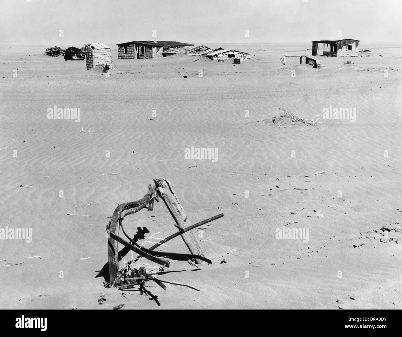 1930ER JAHREN ZERSTÖRTEN FARM ÜBERHOLT VON ERODIERTEN OBERBODEN, DIE SCHAFFUNG EINES DUST-BOWL-EFFEKT IN AMERIKAS GROßEN EBENEN IN DER NÄHE VON ELDER COLORADO Stockfoto