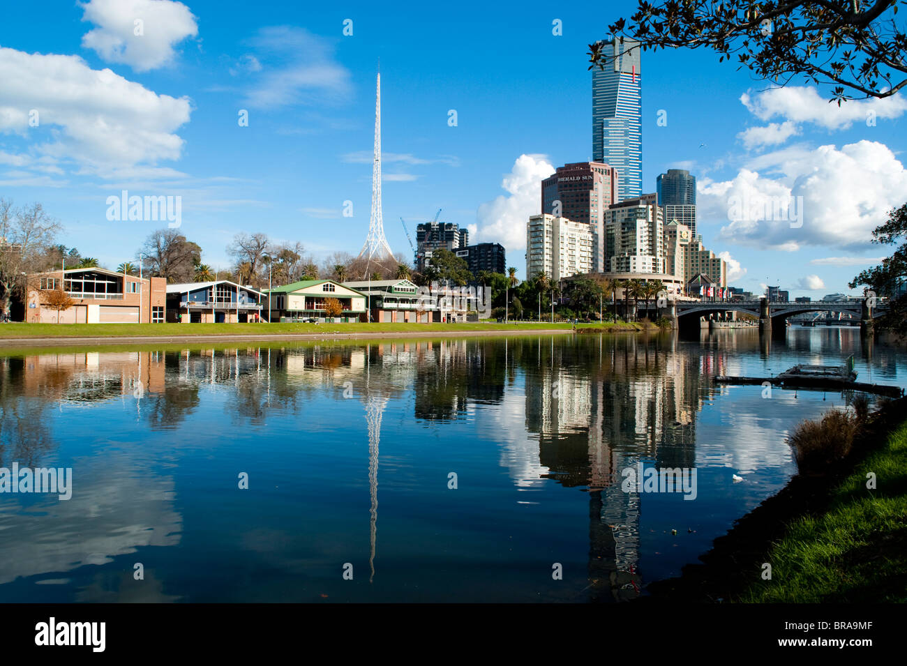 Bootshäuser und Stadtteil Southbank in den Yarra River, Melbourne, Victoria, Australien, Pazifik Stockfoto Bootshäuser und Stadtteil Southbank in den Yarra River, Melbourne, Victoria, Australien, Pazifik Stockfoto
