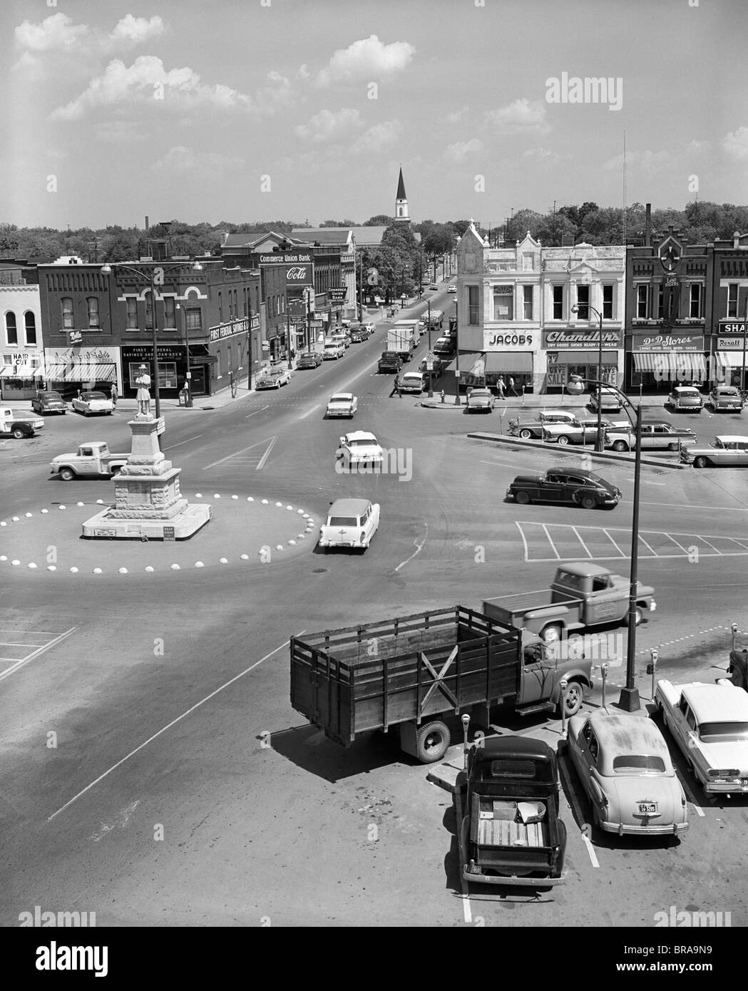 1950ER JAHREN HAUPTSTRAßE DER KLEINEN STADT AMERIKA STADTPLATZ LIBANON TENNESSEE Stockfoto