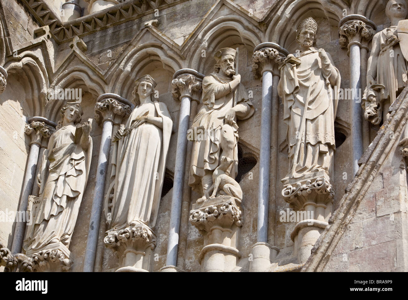 Salisbury Cathedral Wiltshire England die Statuen zeigen Kleidungsentwürfe des Mittelalters des 12.. Jahrhunderts, als die Kathedrale gebaut wurde. Stockfoto